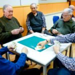 Jubilados población jubilada jugando a cartas en lleida