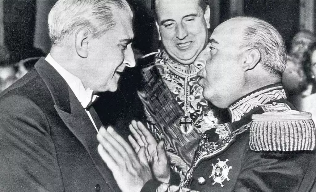 revolución claveles transición española Antonio de Oliveira Salazar y Francisco Franco, con el ministro Martín Artajo en el centro, durante un encuentro en 1949.