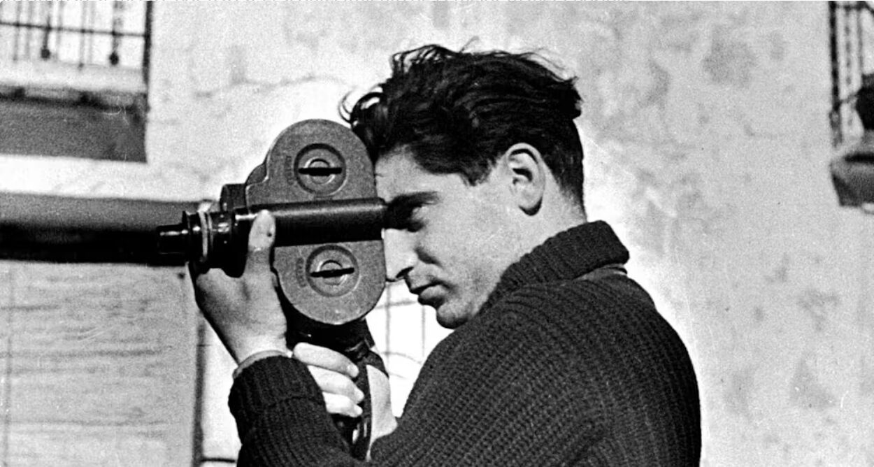  El fotógrafo Robert Capa durante la guerra civil española, mayo de 1937. Fotografía de Gerda Taro. Wikimedia Commons 