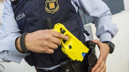 La Guardia Urbana de Barcelona empezará a usar el verano que viene las pistolas Taser, que ya utilizan los Mossos d'Esquadra