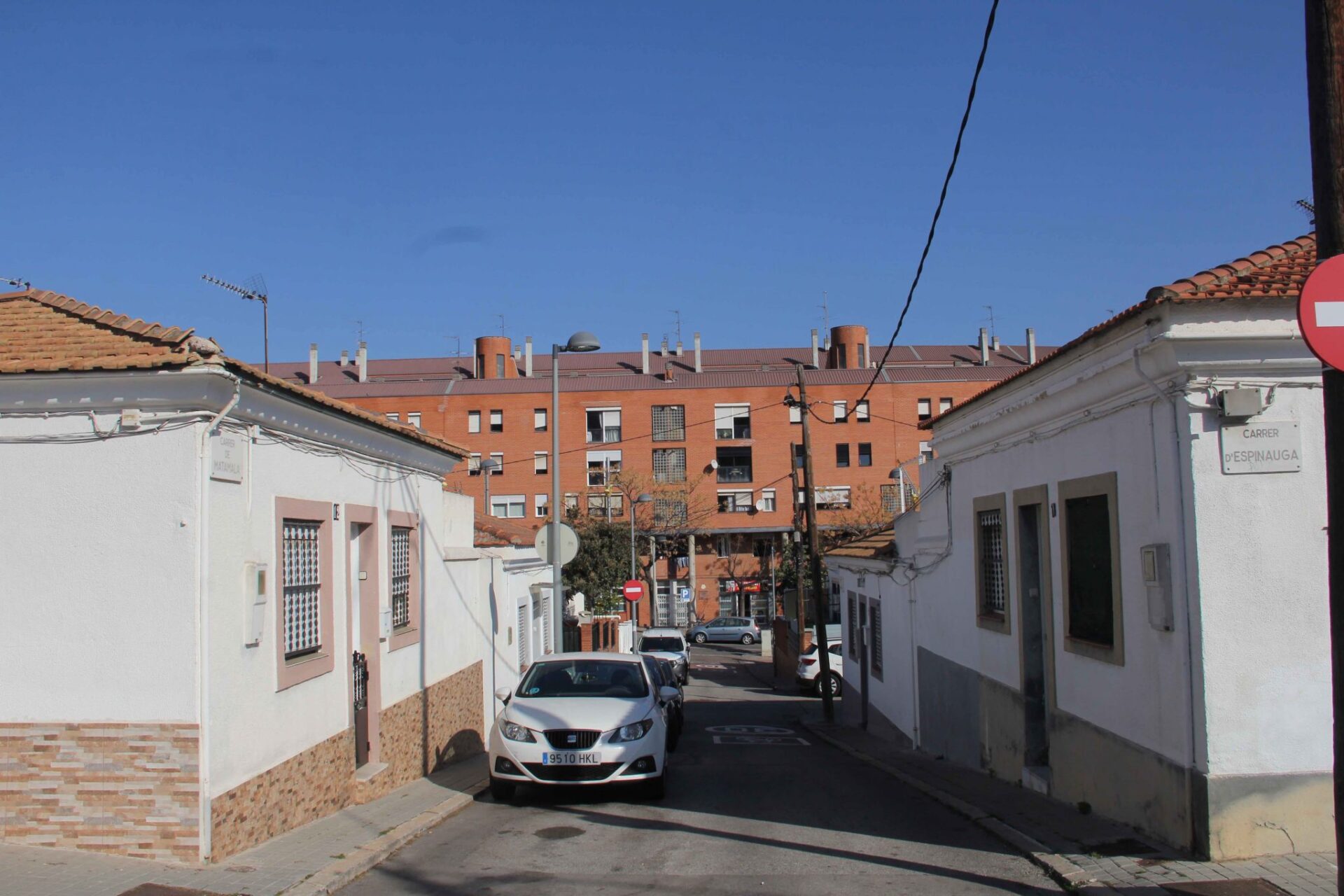 Vista de una de las calles de Can Peguera. | Jordi Corominas