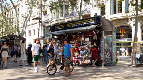 Una parada de los antiguos pajareros que vende recuerdos en la Rambla de barcelona