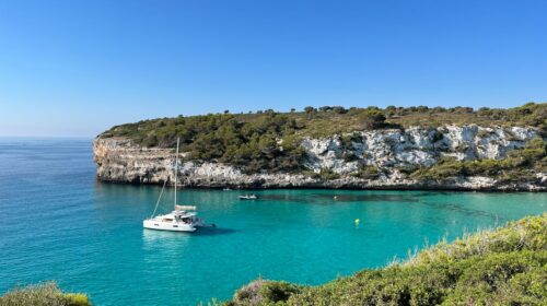 Navegando por el Mediterráneo: Alquiler de Barcos en Ibiza con Tripulación