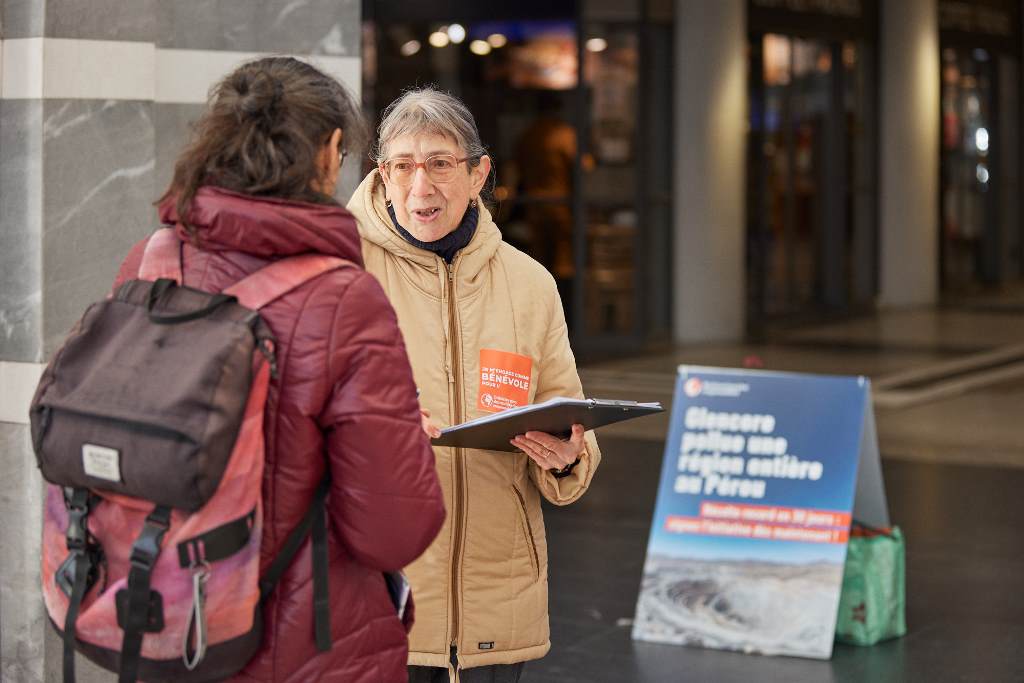 Más de 10 mil voluntarios se movilizaron en enero para recolectar casi 184 mil firmas de la iniciativa por Multinacionales Responsables. Stand en la ciudad de Friburgo.